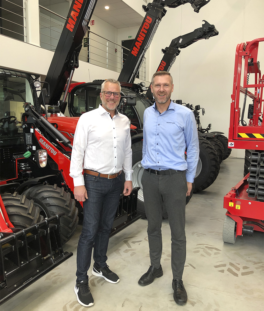 Johan Bawelin börjar på Scantruck som försäljningsansvarig mot lantbruket 21 oktober. Här flankerad av Anker Lemvig som är business manager Sweden hos Scantruck AB på höger sida.